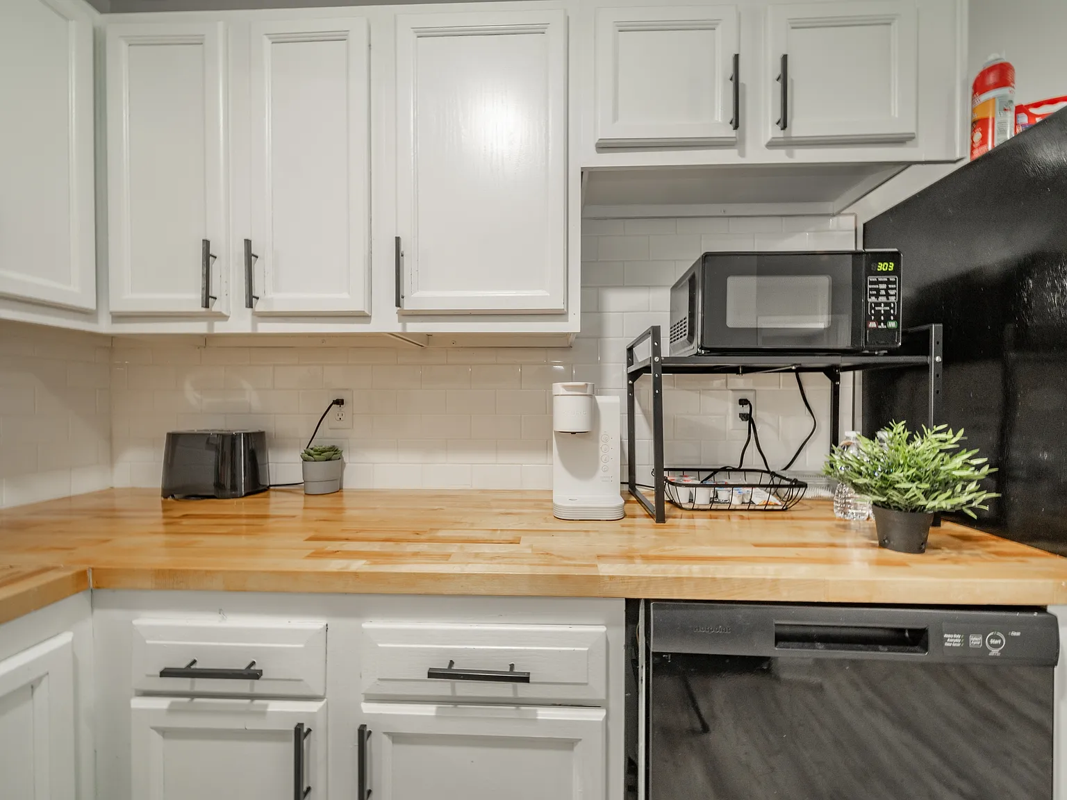 3 bed, 1.5 bath, 1176 sqft, $2,499 — Photo 3