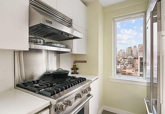 5th image of 105 W 13th St APT 17E