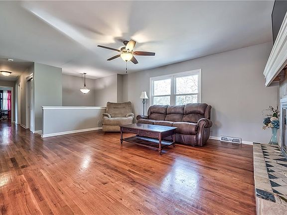 3rd image of 8409 W 87th St