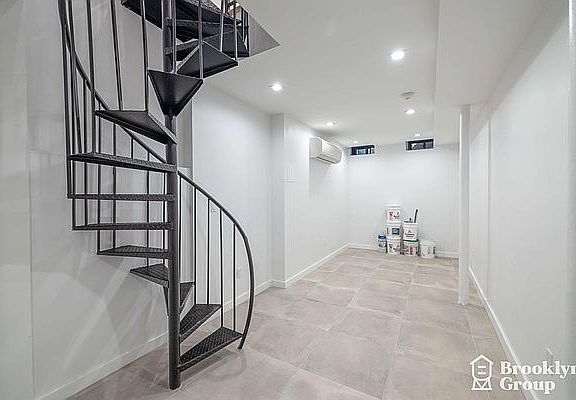 5th image of 702 Evergreen Ave #1R