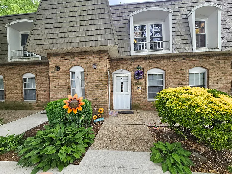 655 Middle Country Rd #2H2 — Photo 41