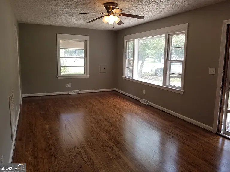 16 Rooney Rd SW — Photo 11