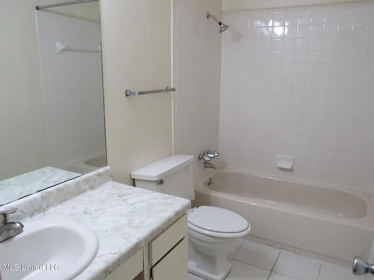 940 Bellevue Pl #103 — Photo 12
