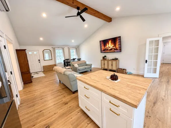 663 U.S. Route 202 Route, Monmouth, ME 04265