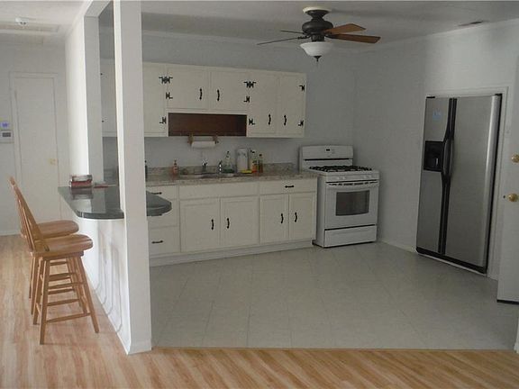 3rd image of 1406 Woodcrest Dr