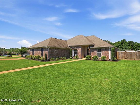 2nd image of 716 Clubhouse Dr