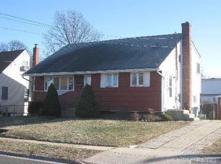 15 E Granada Ave, Lindenhurst, NY 11757