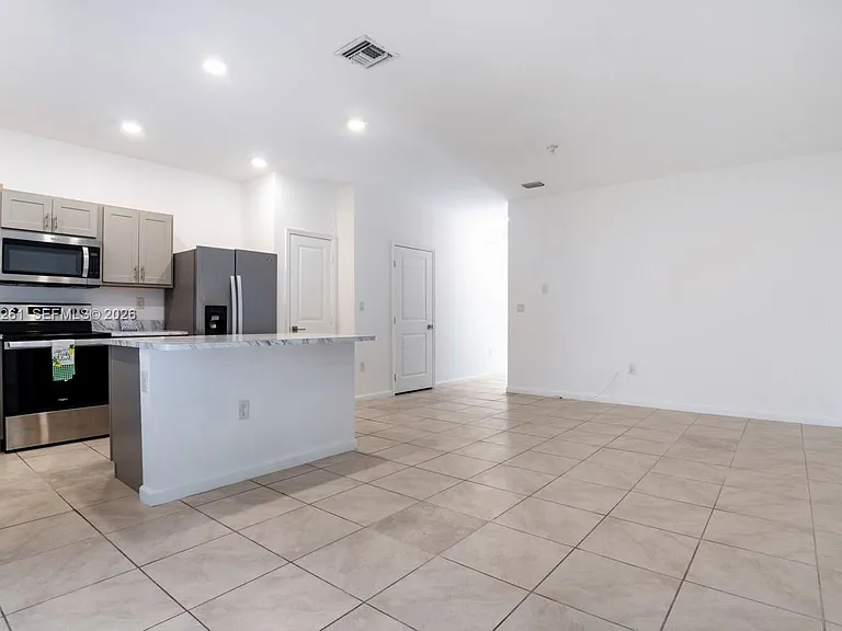 1170 SW 7th Ct #1170 — Photo 7