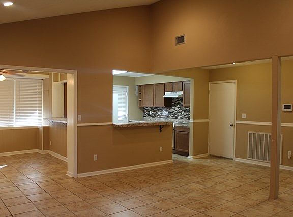 3rd image of 12 Sommerset Ct