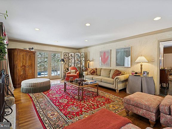 5th image of 736 Woodleave Rd