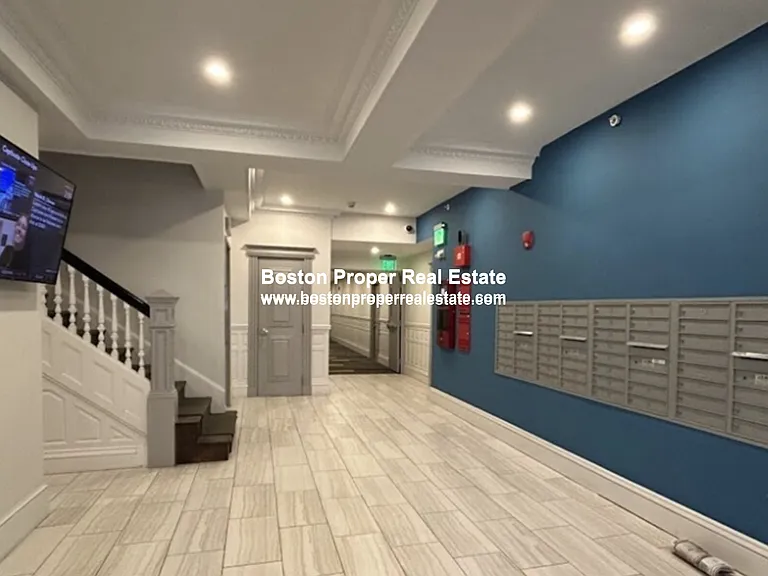 51 Queensberry St #9 — Photo 6