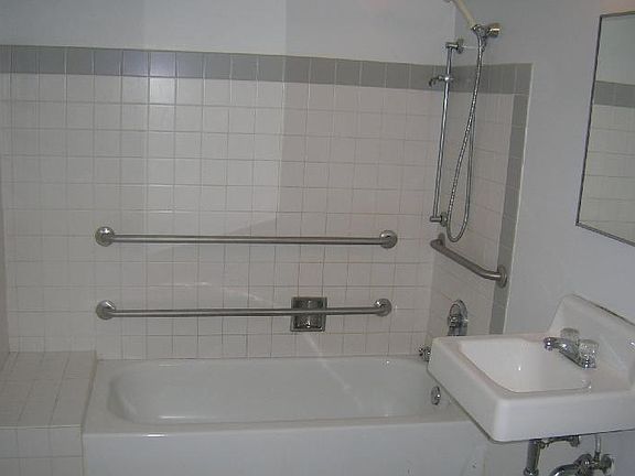 3rd image of 4752 S Wabash Ave APT 105