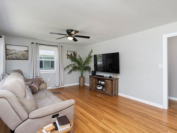5th image of 372 Frontier Dr