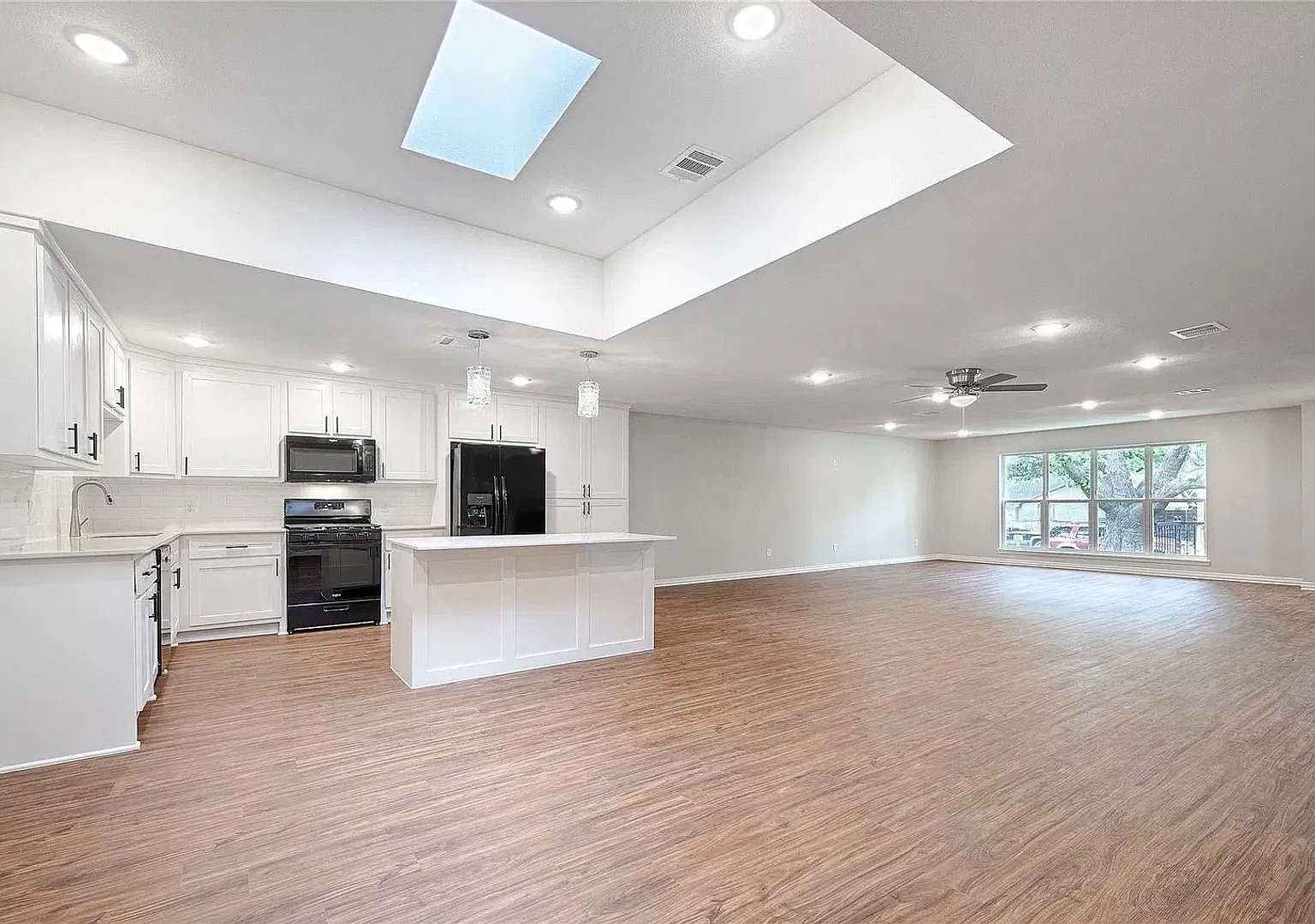 Room in 3 Bedroom Home in Richardson — Photo 4