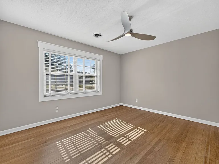 677 Selkirk Dr — Photo 26
