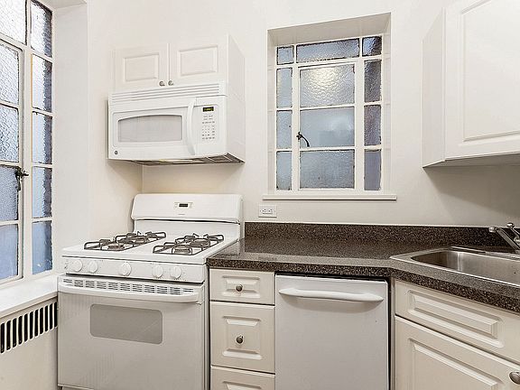 4th image of 151 E 90th St #3G