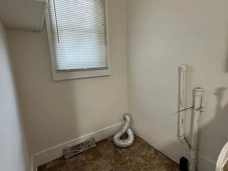 2346 Coyner Ave — Photo 9