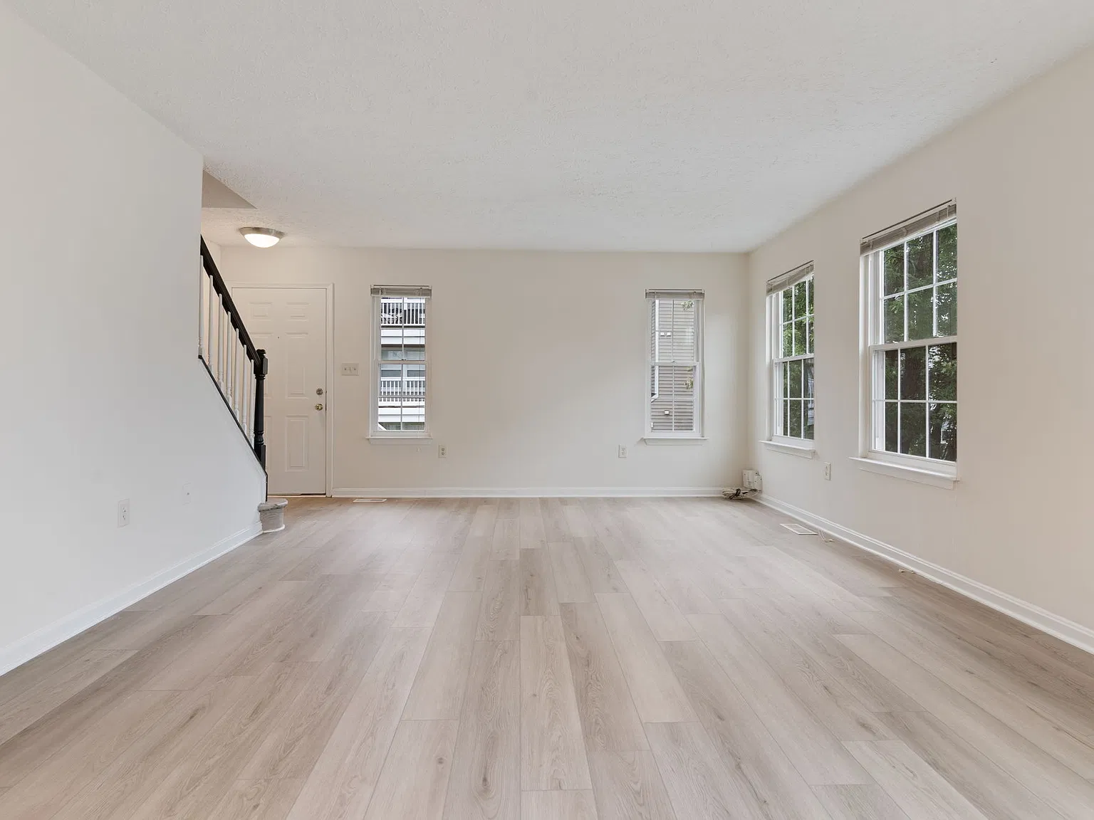3 bed, 1405 sqft, $2,400 — Photo 4