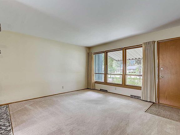 3rd image of 214 E Norport Dr