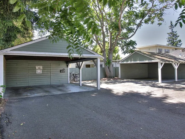 545 University Dr #1 — Photo 2