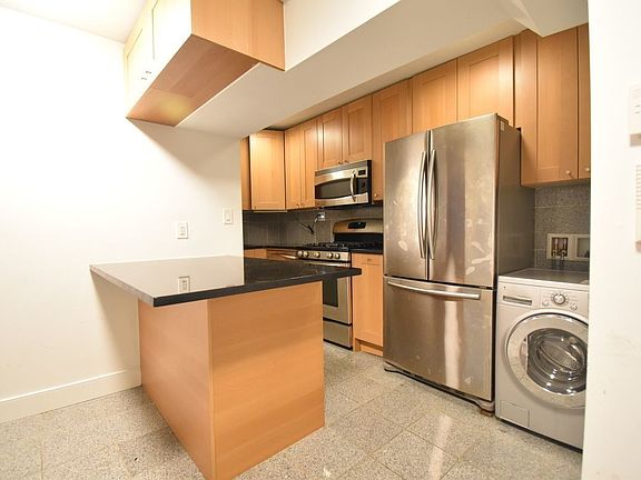 2nd image of 20 Pell St Unit 1