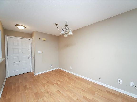 5th image of 561 Barberton Dr