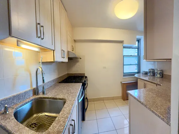 61-20 Grand Central Parkway image 10 of 19