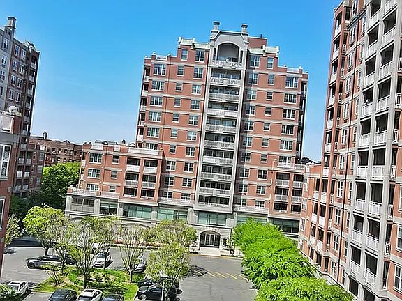 5th image of 50 Oceana Dr W APT 3C