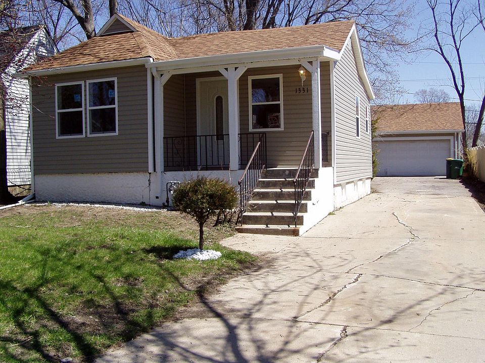 FRONT OF HOME-LARGE DRIVE