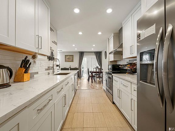 5th image of 815 Sea Spray Ln APT 103