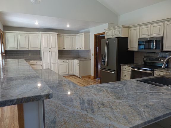 5th image of 4221 Clover Dr