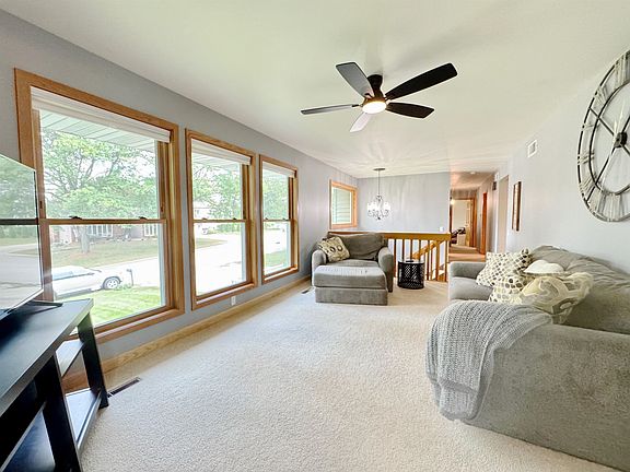 2nd image of 100 Canterbury Ct