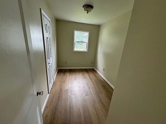 4th image of 36 Oakdale Ave S