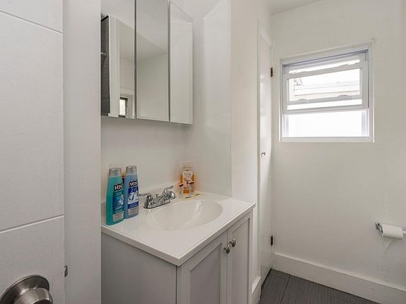 3rd image of 606 S American St #C