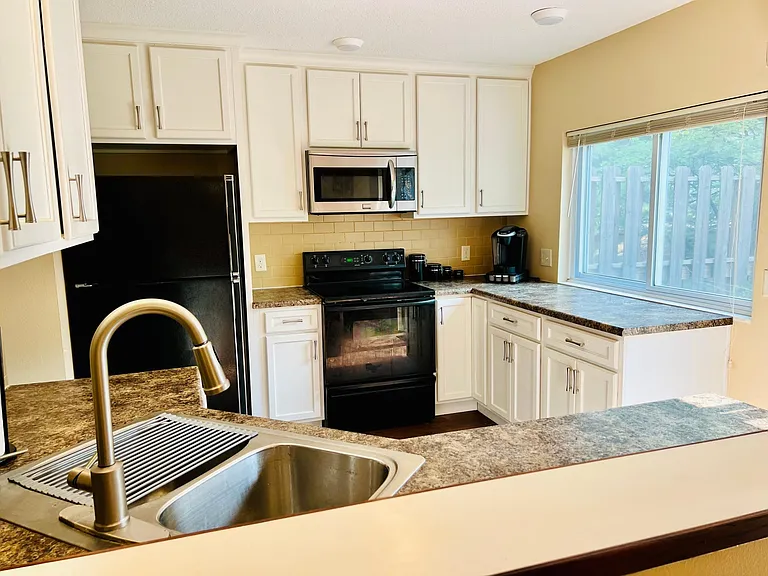523 Garden Ct — Photo 5
