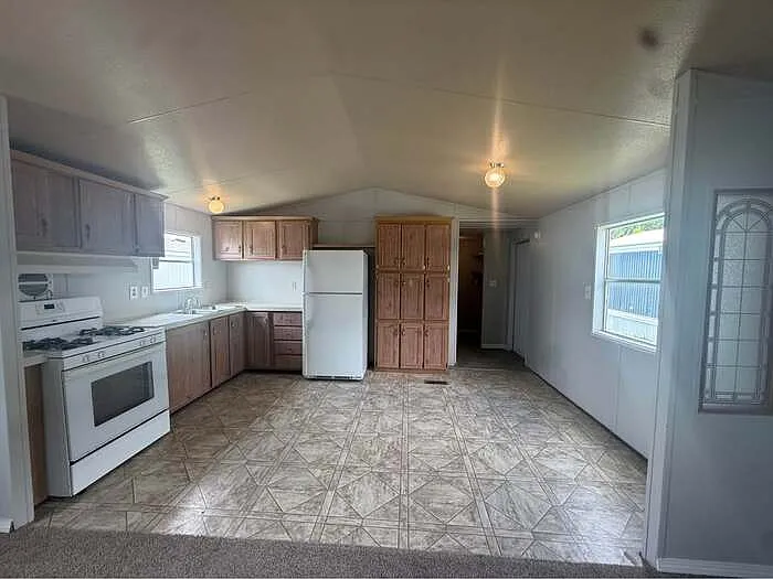 3 bed, 2.0 bath, $950 — Photo 2