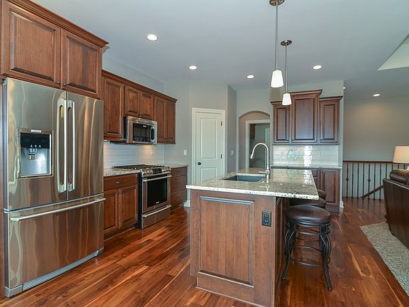 5th image of 805 Leslie Ln