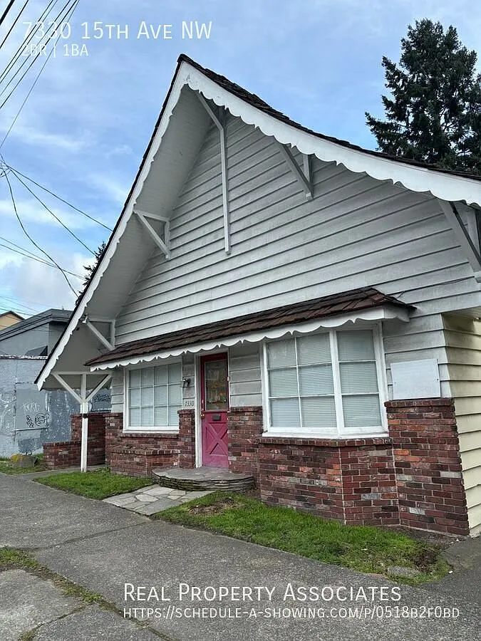 Adorable stand alone Ballard 2 Bed/1 Bth home with parking in back for 2 vehicle — Photo 3