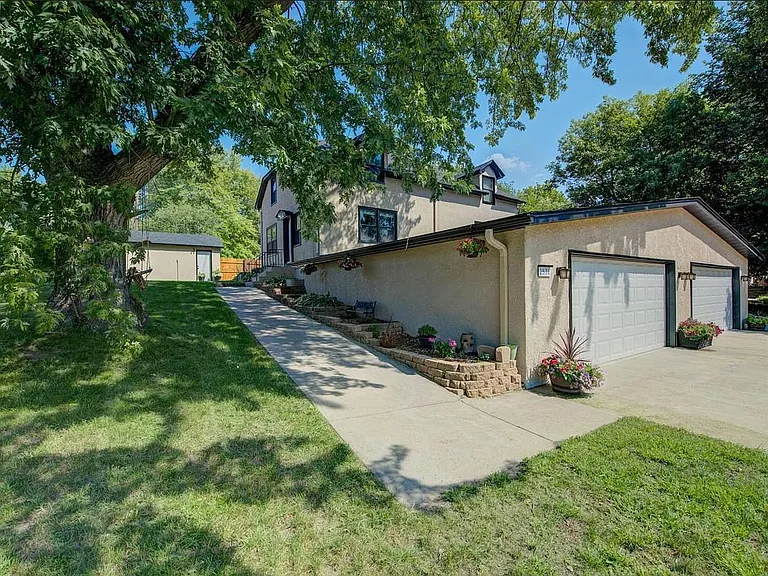 2531 Maple Ln W — Photo 2