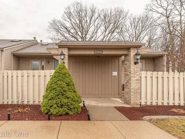 25916 Lexington Dr #5, South Lyon, MI 48178