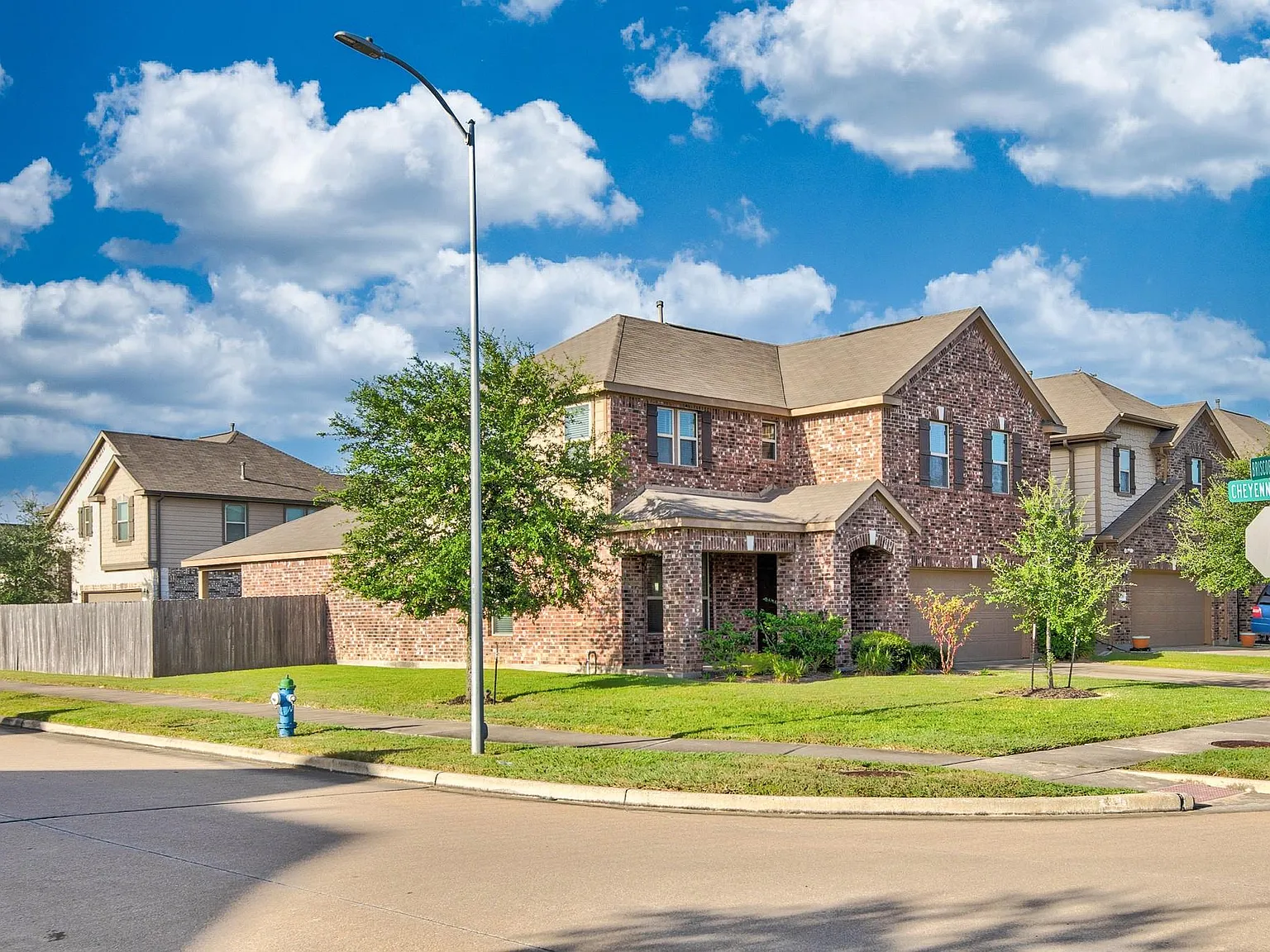 4 bed, 2.5 bath, 2713 sqft, $2,300 — Photo 2