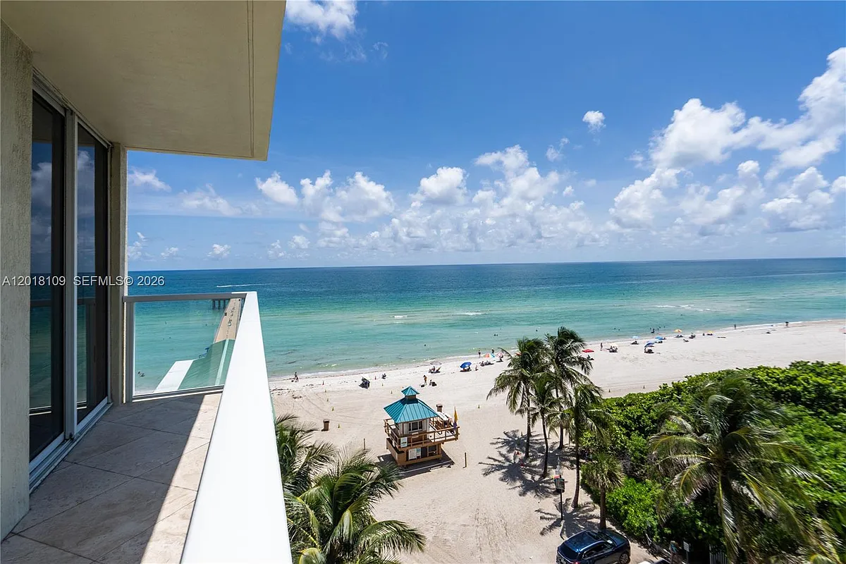 Building Photo - 16699 Collins Ave #702