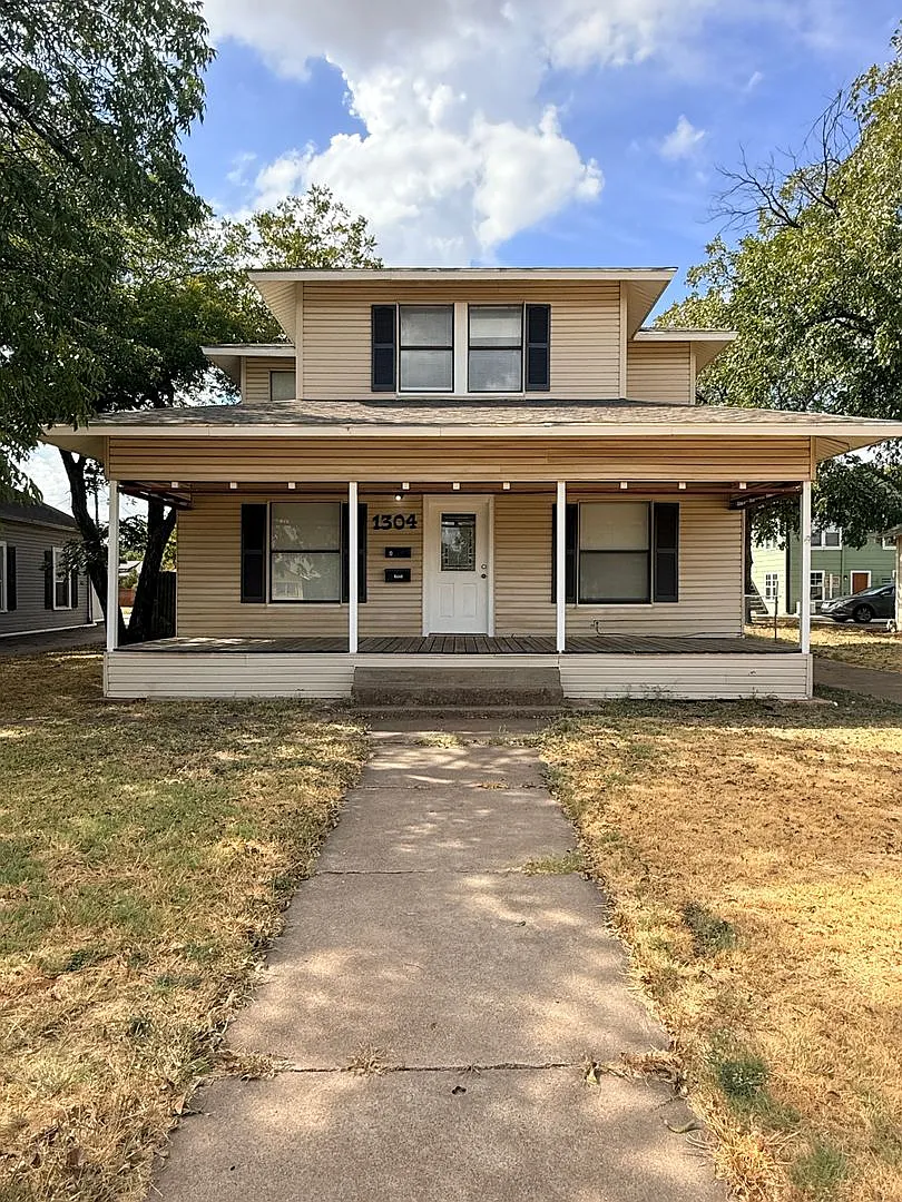 Spacious 3 Bed 1.5 bath - Kemp Blvd — Photo 1