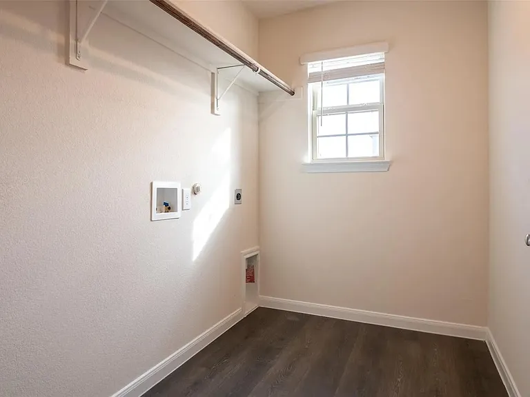 3936 Oak Creek Cir — Photo 13