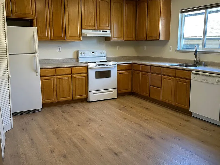 992A Grove St — Photo 3