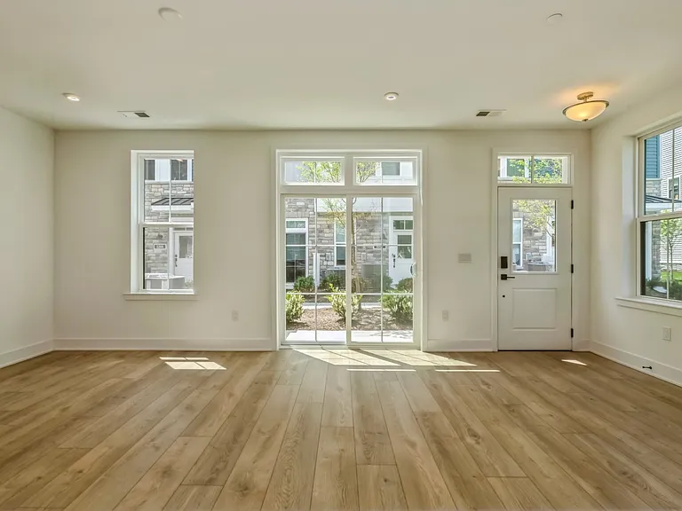 2107 Donatello Dr — Photo 11