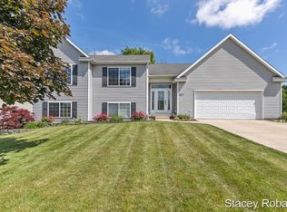 1417 Smith Farms Ct SE, Grand Rapids, MI 49508
