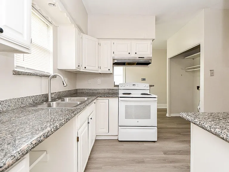 5049 Jefferson St #B — Photo 14