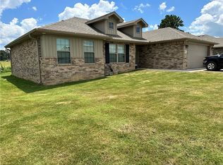 929 S Canvasback Dr, Siloam Springs, AR 72761