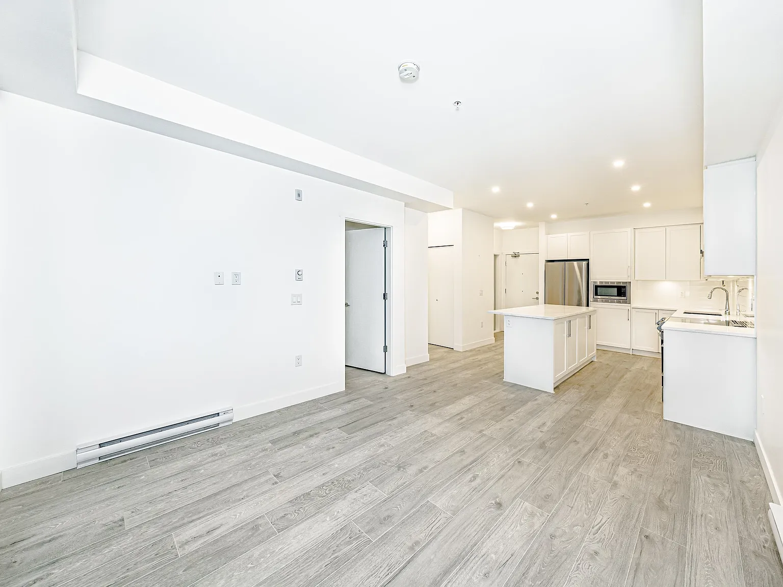 1 bed, 689 sqft, $1,975 — Photo 2